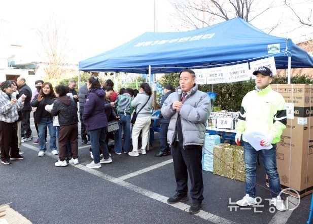 이재식 수원특례시의회 의장이 세류3동 정월대보름 척사대회에서 주민들에게 인사말을 하고 있다.