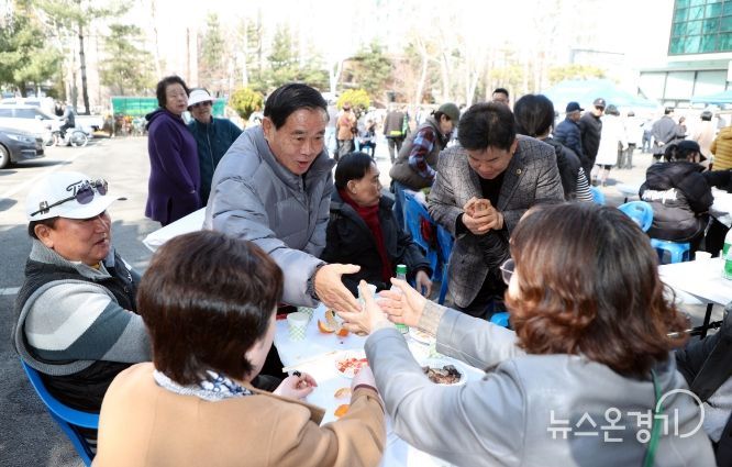 이재식 수원특례시의회 의장이 권선2동 정월대보름 척사대회에 참석해 주민들과 인사를 나누고 있다.