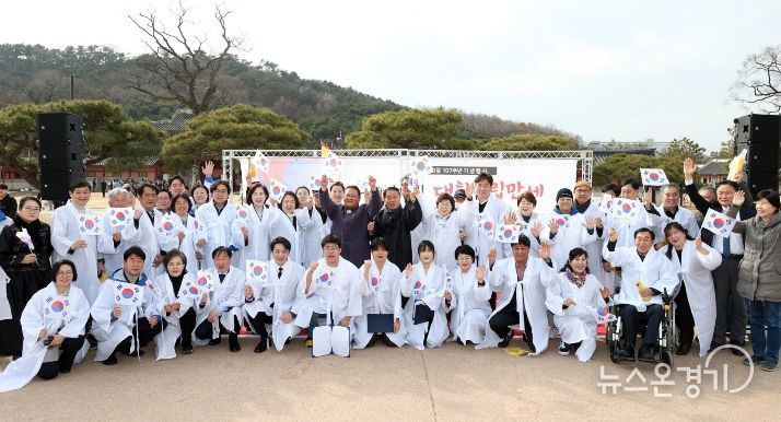 제107주년 3·1절 기념행사에서 참석자들이 기념촬영을 하고 있다.