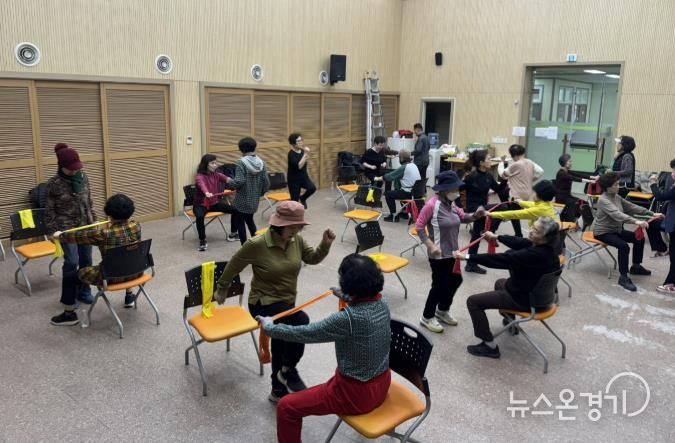 만 65세 이상 어르신들이 광명시 보건소 1층 대회의실에서 어르신 신체활동 프로그램에 참여하고 있다.