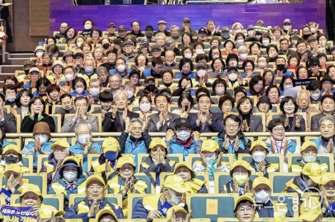 이재준 수원특례시장(사진 가운데), 이재식 수원특례시의회 의장, 발대식 참석자들이 함께하고 있다.