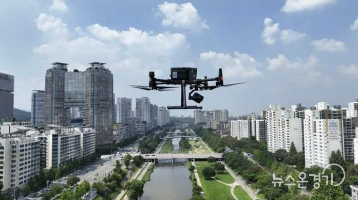 탄천 하늘을 날고 있는 성남시 드론 모습