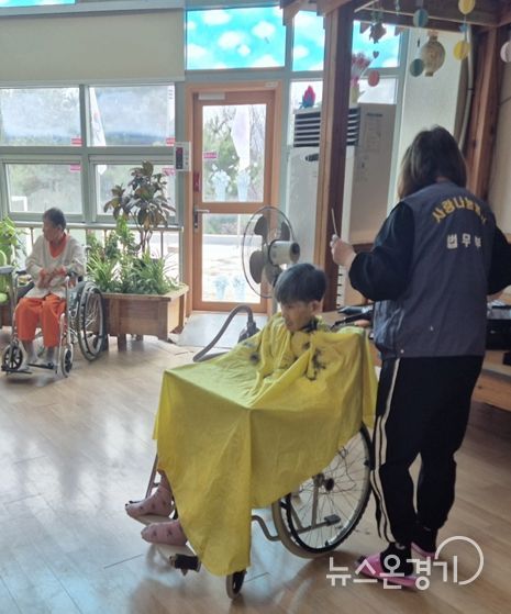 요양원 어르신의 마음을 다듬는 미용사
