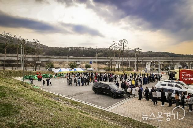 용인미르스타디움에서 열린 처인구 나무 나누어주기 행사 모습