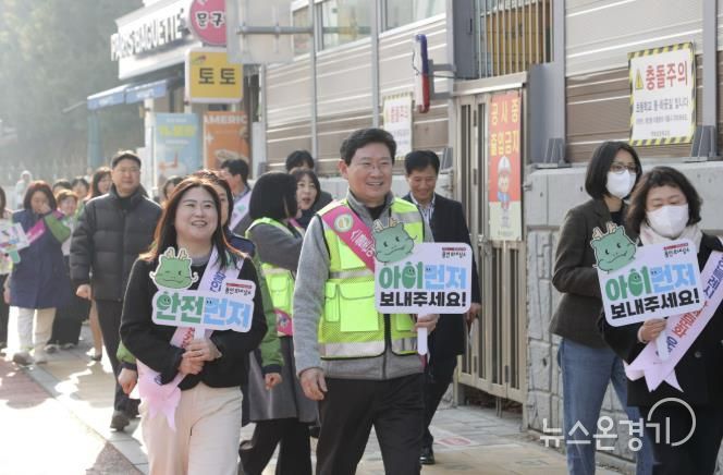 17일 역북초에서 이상일 시장이 아이먼저 캠페인을 하고 있다