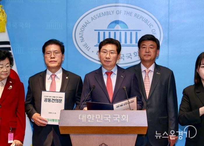 이상일 용인특례시장이 25일 서울 여의도 국회 소통관에서 송석준 국회의원, 광주·이천·가평·양평 등 수도권 자치단체장과 기자회견을 열고 수도권 규제 완화를 촉구하고 있다