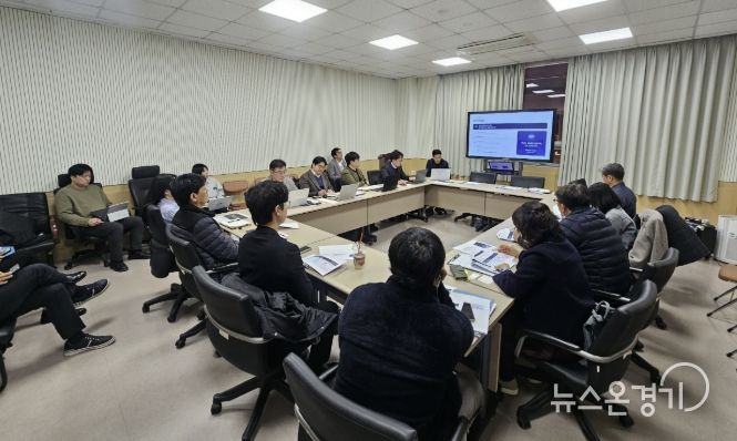 25일 안산 도시정보센터에서 '탄소배출권 거래 플랫폼 세미나'가 진행중이다.