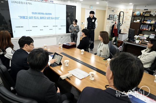 이민근 안산시장이 26일 안산시청에서 열린 '한양대학교 ERICA 대학생 안산시 정책개발 교과과정(청년대로) 발표회'에서 학생들의 발표를 듣고 있다.