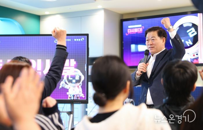 박승원 광명시장이 지난 28일 철산3동행정복지센터 6층에 자리한 광명시청소년재단 나름청소년활동센터 재개관식에서 청소년들과 소통하고 있다.