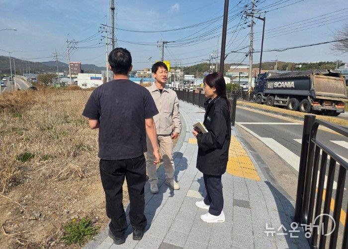 최병주 효행구청장이 삼천병마로 일원 집중관리구역에서 도로변 잡초 및 쓰레기 등 환경 저해 요소를 살피며 현장 점검을 실시하고 있다